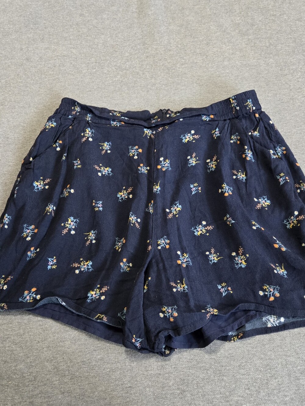 Anthropologie Dolan Shorts Womens Size Medium Navy Floral Feminine Beachy Preppy
